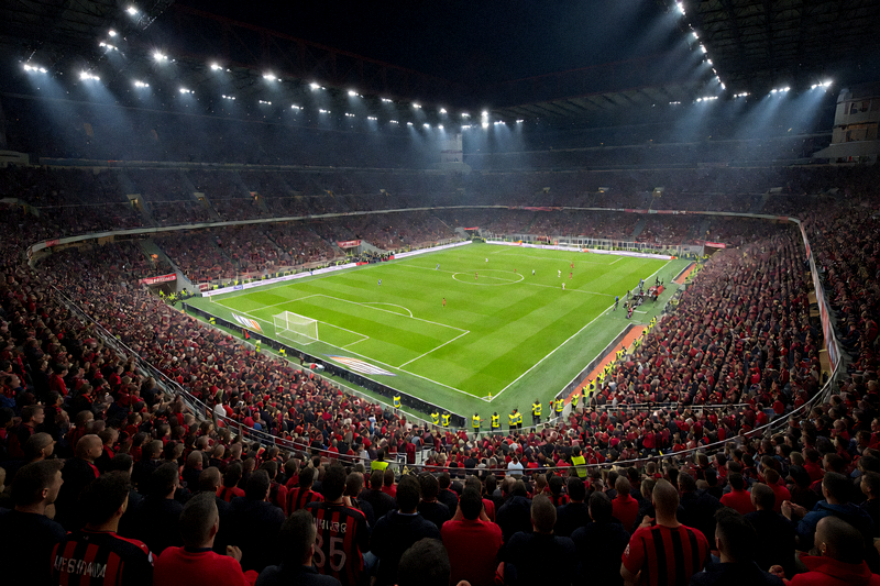 夜晚灯光下的足球场全景，米兰赛事比赛现场氛围
